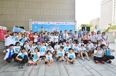 失親兒鐵馬環台　台中大安濱海樂園淨灘